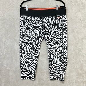 Nike Crop Capri Black & White Leaf Pattern Leggings Womens Sz XL
